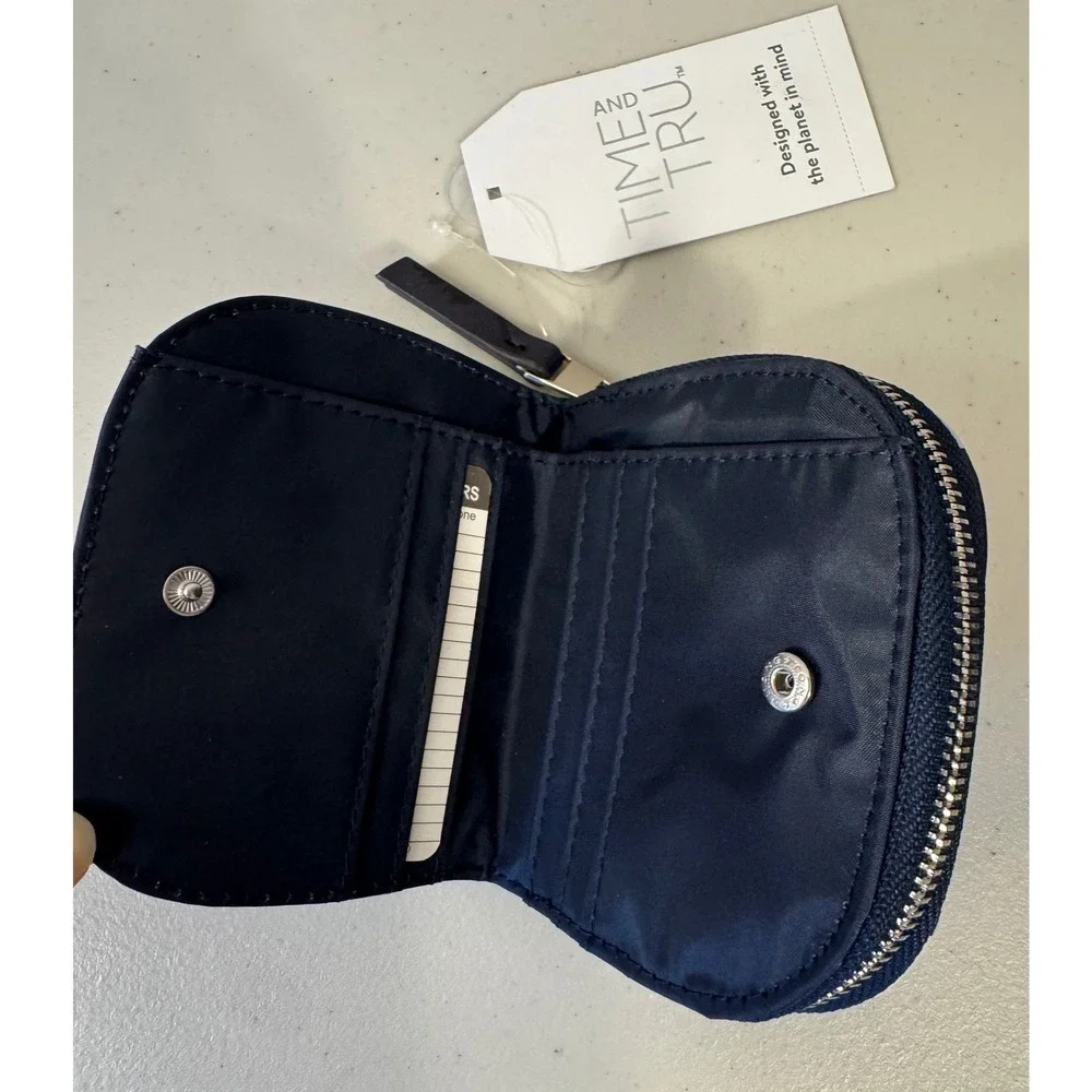 Time and Tru compact zip